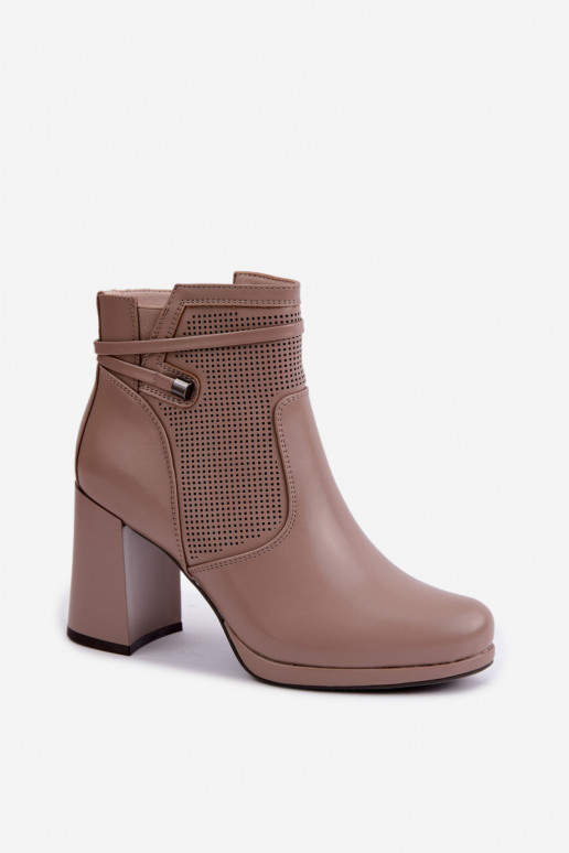 Botins isolados com salto na cor areia