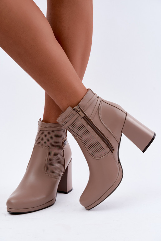 Botins isolados com salto na cor areia
