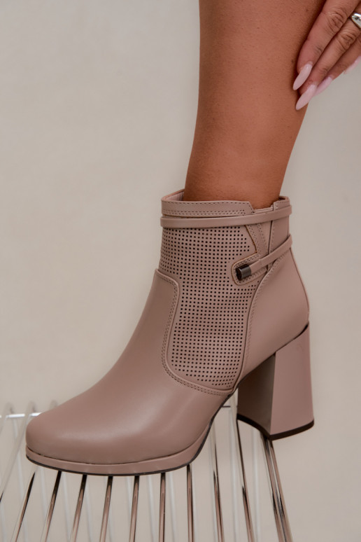 Botins isolados com salto na cor areia