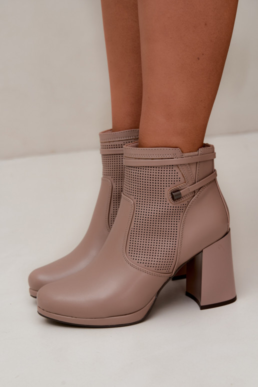 Botins isolados com salto na cor areia