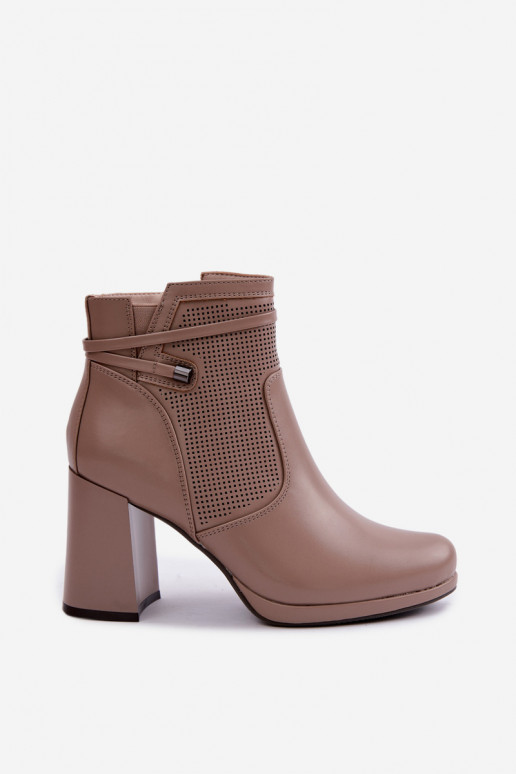 Botins isolados com salto na cor areia