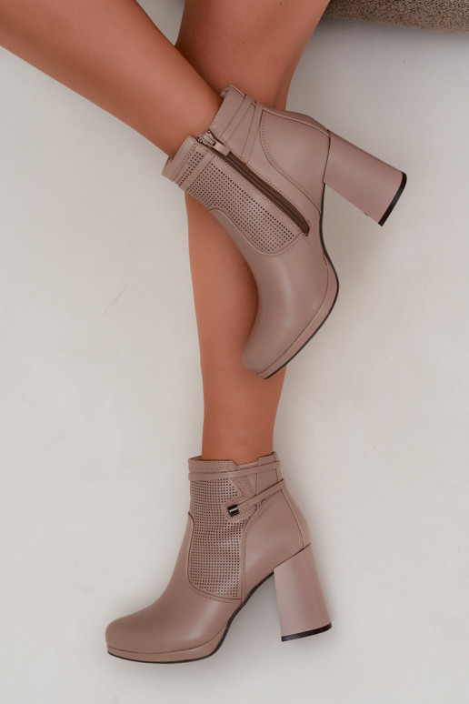 Botins isolados com salto na cor areia