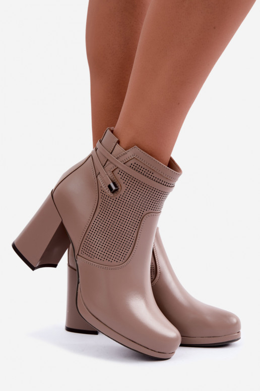 Botins isolados com salto na cor areia