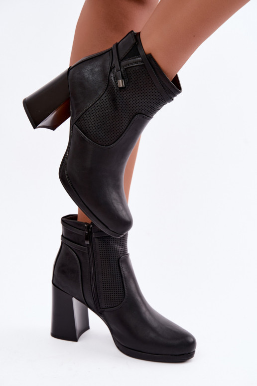 Botins isolados com salto na cor preta