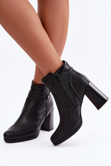 Botins isolados com salto na cor preta 2