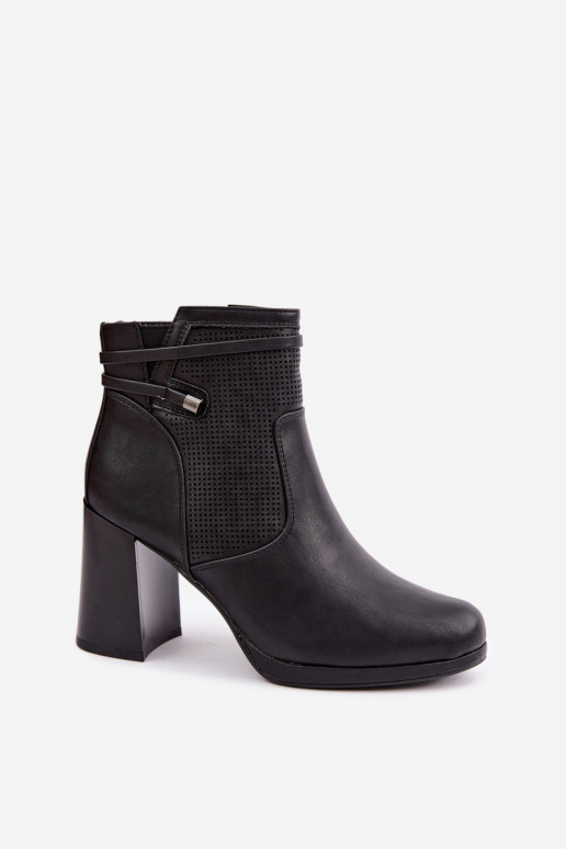 Botins isolados com salto na cor preta