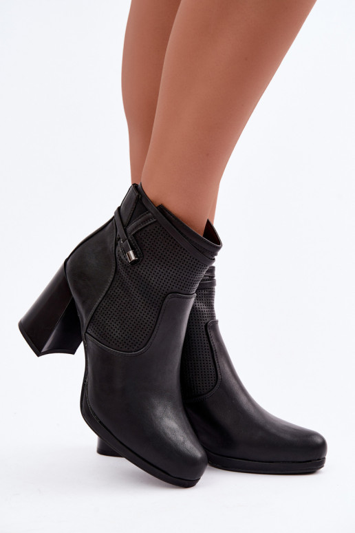 Botins isolados com salto na cor preta