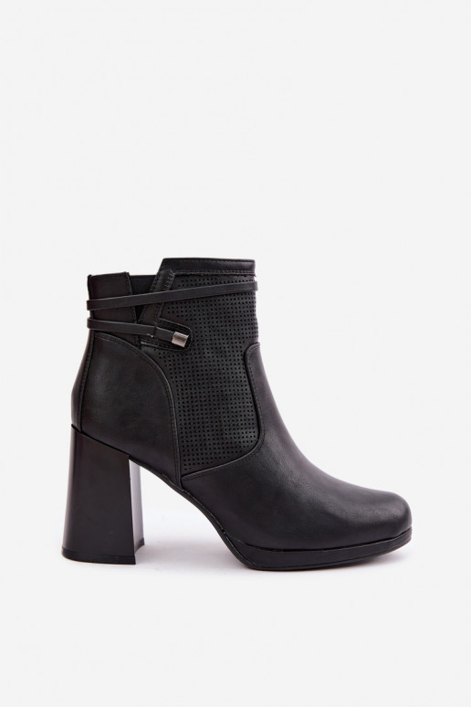 Botins isolados com salto na cor preta