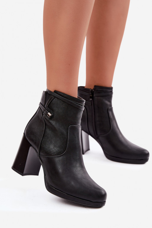 Botins isolados com salto na cor preta