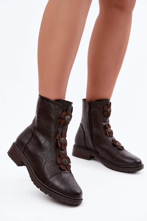 Botins femininos com saltos largos e motivos florais na cor chocolate