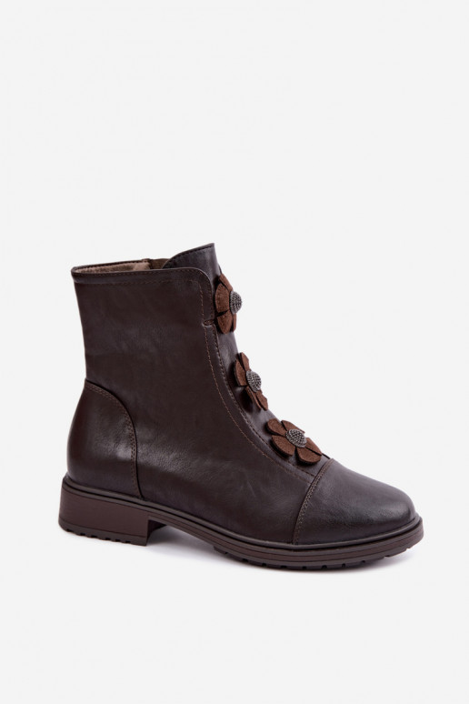 Botins femininos com saltos largos e motivos florais na cor chocolate