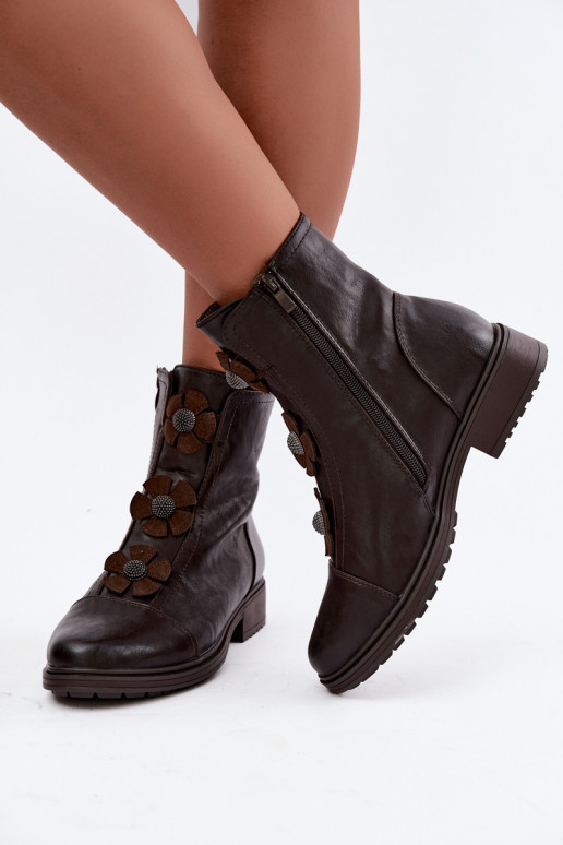Botins femininos com saltos largos e motivos florais na cor chocolate