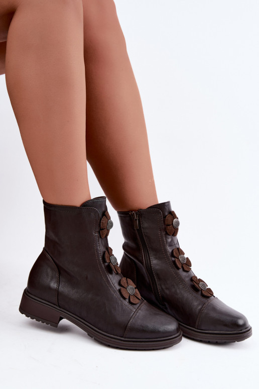Botins femininos com saltos largos e motivos florais na cor chocolate