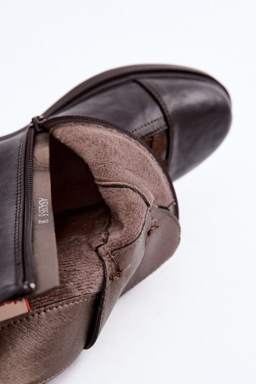 Botins femininos com saltos largos e motivos florais na cor chocolate