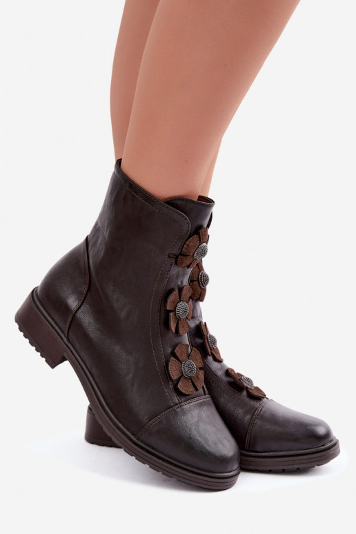 Botins femininos com saltos largos e motivos florais na cor chocolate