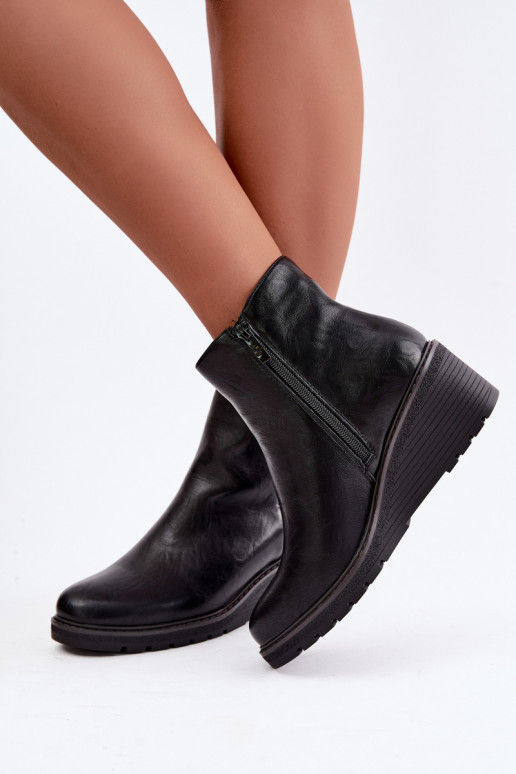 Botins pretos aquecidos com plataforma Larisae