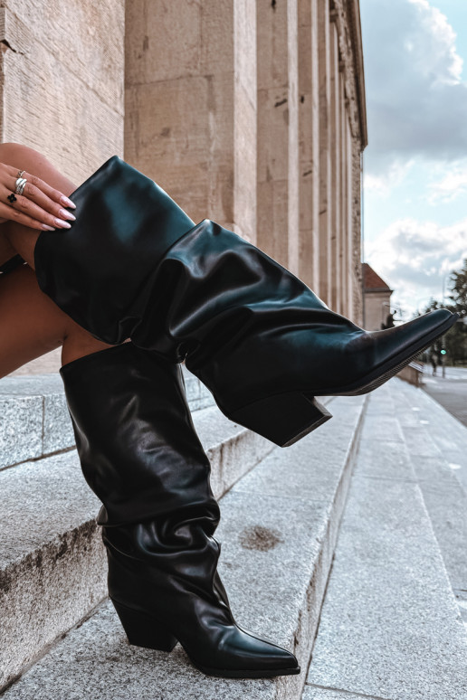 Botas altas femininas com parte superior curva e saltos na cor preta Durela