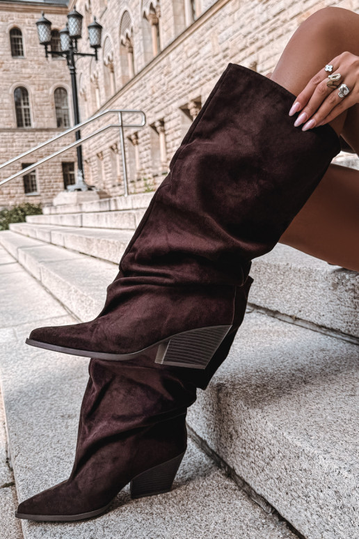 Botas femininas acima do joelho com parte superior curva e saltos em camurça na cor chocolate Durela