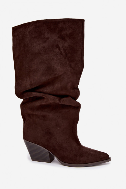 Botas femininas acima do joelho com parte superior curva e saltos em camurça na cor chocolate Durela