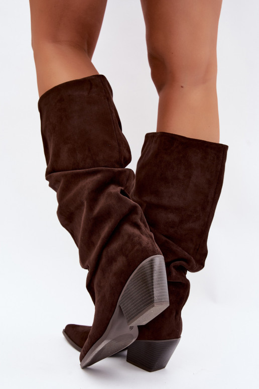 Botas femininas acima do joelho com parte superior curva e saltos em camurça na cor chocolate Durela