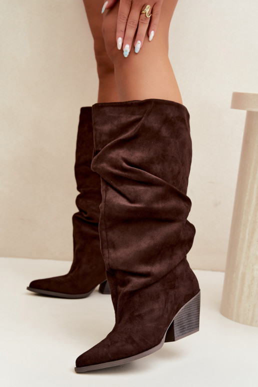 Botas femininas acima do joelho com parte superior curva e saltos em camurça na cor chocolate Durela