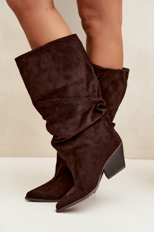 Botas femininas acima do joelho com parte superior curva e saltos em camurça na cor chocolate Durela