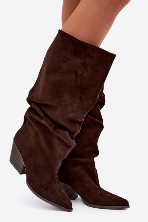 Botas femininas acima do joelho com parte superior curva e saltos em camurça na cor chocolate Durela