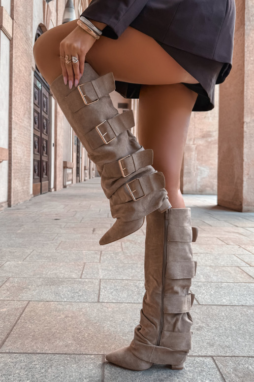 botas altas femininas com cano costurado em cor dourada com fivelas em camurça sintética khaki Isa
