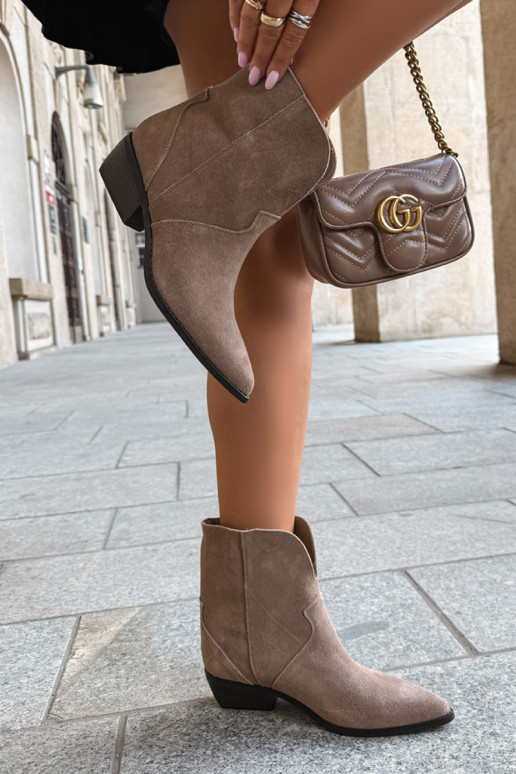 botins femininos estilo cowboy com salto em camurça natural cor areia Norelle