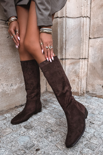 Botas altas femininas com salto baixo em chocolate Feretta