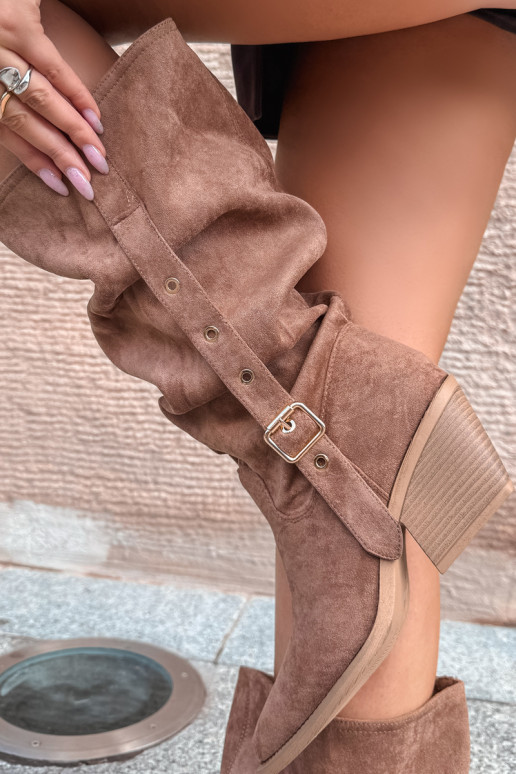 botas altas femininas enrugadas em estilo cowboy com tiras e saltos em marrom Adria