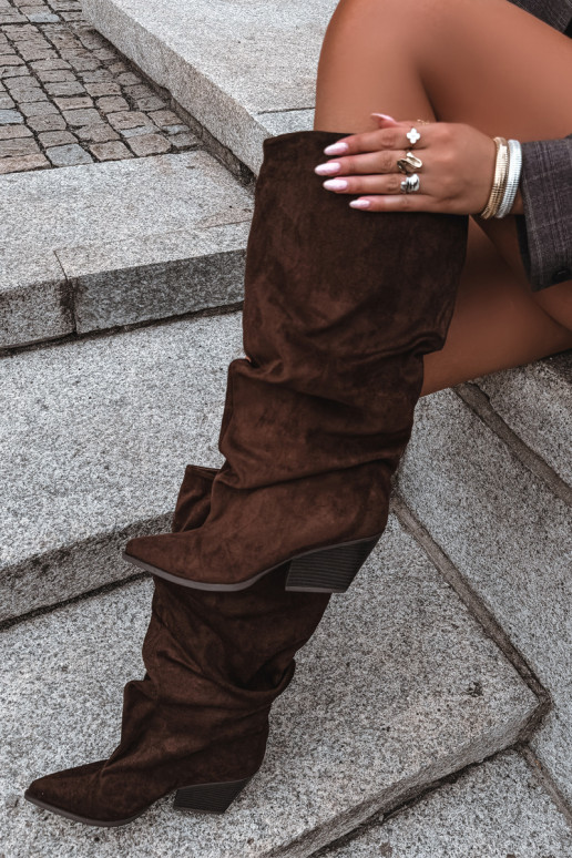 Botas altas femininas com parte superior curva e saltos de camurça, castanho Durela