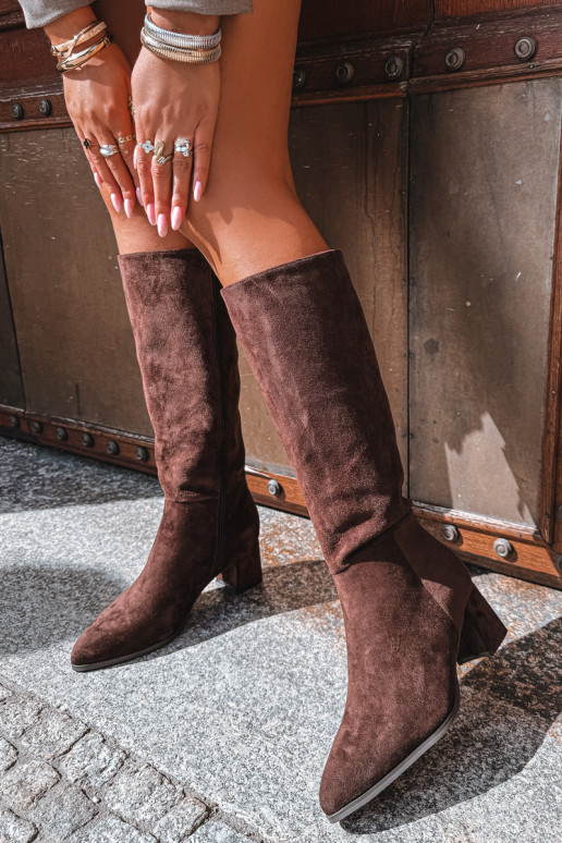 Botas femininas isoladas até o joelho com salto em chocolate Raleya