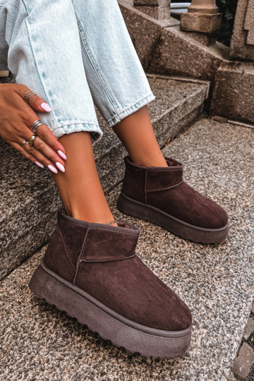Botas de neve femininas isoladas com plataforma e pelo por dentro CzekoladoĮe Vesirae