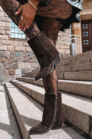 botins de estilo cowboy com saltos de camurça natural com cano bordado Big Star UU274115 na cor chocolate