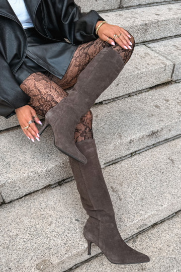botas altas de camurça sintética com saltos finos isoladas modelo slip-on Big Star UU274495 na cor castanha escura