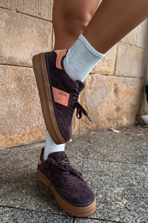 botas estilo sneaker em camurça sintética para mulheres isoladas Big Star UU274770 na cor chocolate