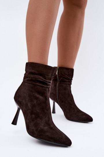 sapatos de camurça com saltos finos isolados com babados D&A JC62-1049 na cor chocolate