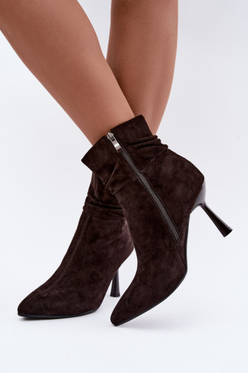 sapatos de camurça com saltos finos isolados com babados D&A JC62-1049 na cor chocolate 2