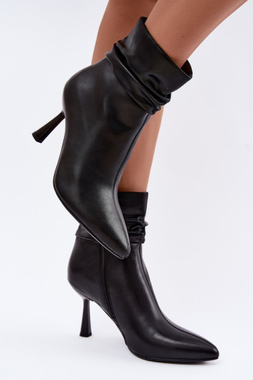 botins com saltos finos isolados com babados D&A JC62-1070 na cor preta
