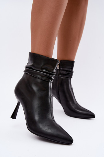 botins com saltos finos isolados com babados D&A JC62-1070 na cor preta 2