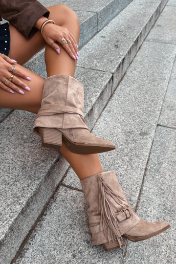 Botins de estilo cowboy com franjas, fitas e fivelas Corvella