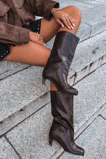Botas longas slip-on com saltos chocolate Caldira