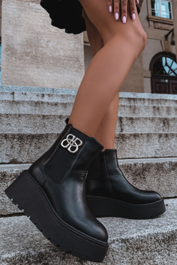 Botins quentes e estilosos com plataforma e detalhes decorativos em preto Solavie