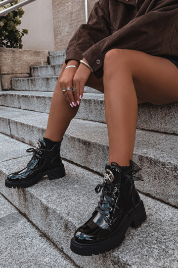 Botins quentes com efeito verniz e detalhes dourados em preto Kavirae