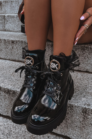 Botins quentes com efeito verniz e detalhes dourados em preto Kavirae 2