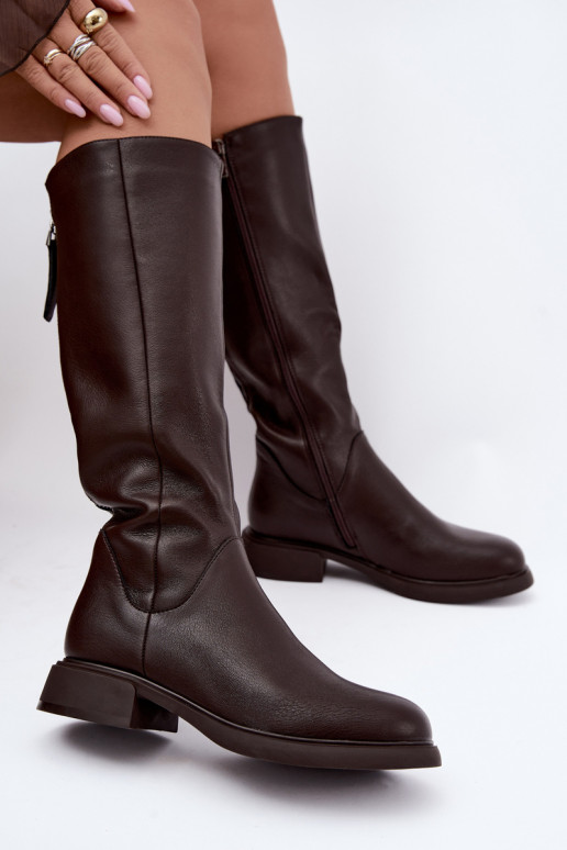 botas altas para mulheres com saltos largos isoladas D&A JC62-1036 na cor chocolate