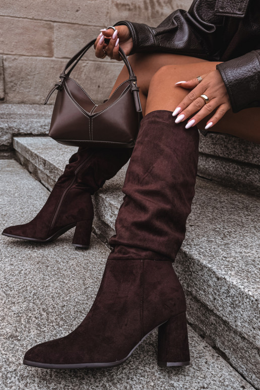 Botas até o joelho com salto e babados isoladas em chocolate Haliah