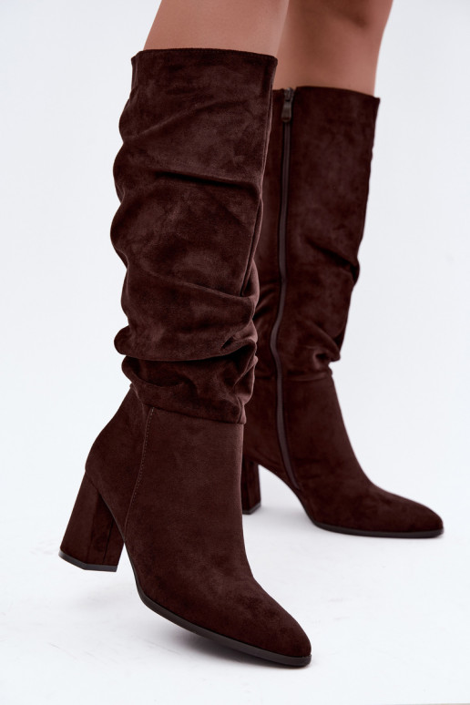 Botas até o joelho com salto e babados isoladas em chocolate Haliah