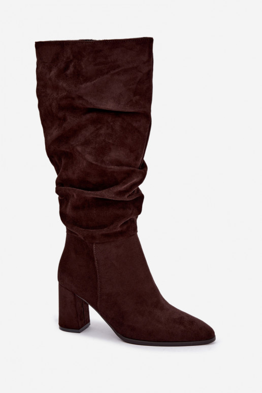 Botas até o joelho com salto e babados isoladas em chocolate Haliah